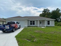 Building Photo - Custom Home - Desirable SE Ocala Neighborh...