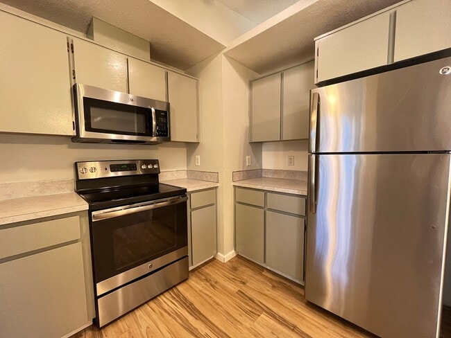 Building Photo - This Adorable 3 Bed / 2.5 Bath Ranch Style Homes Offers A Large Backyard and Beautiful Natural Li...