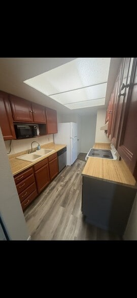 Building Photo - 615 E Carmel Dr