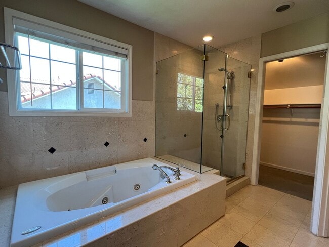 Building Photo - 6556 Idlebrook Ct