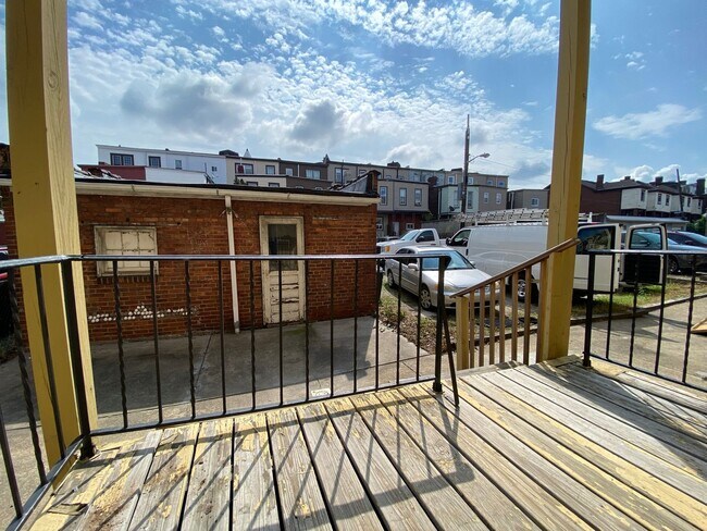 Building Photo - Amazing Two Bedroom in Oakland with a Back Porch - A Perfect Univ. of Pitt Location! Call Today!