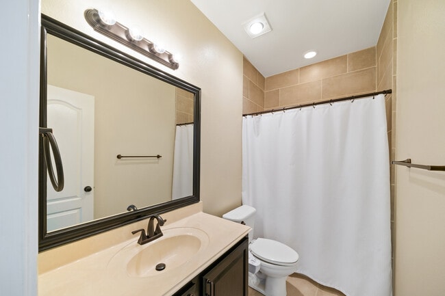 Building Photo - Spacious 4-Bed Luxury Home with Chef’s Kitchen, Fenced Yard, and 3,528 sq ft in Helotes