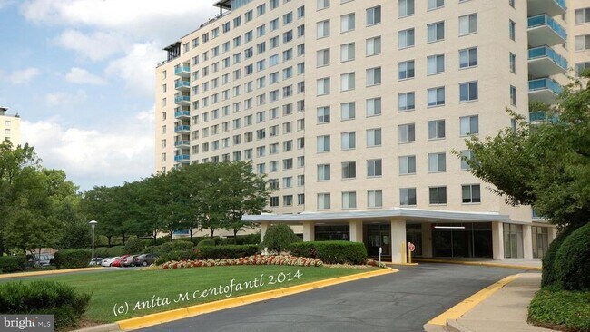 Primary Photo - 10401 Grosvenor Pl