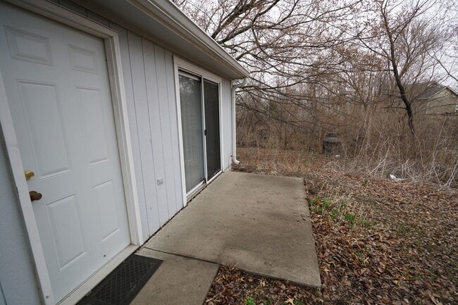 Building Photo - 2501 Crestline Ct