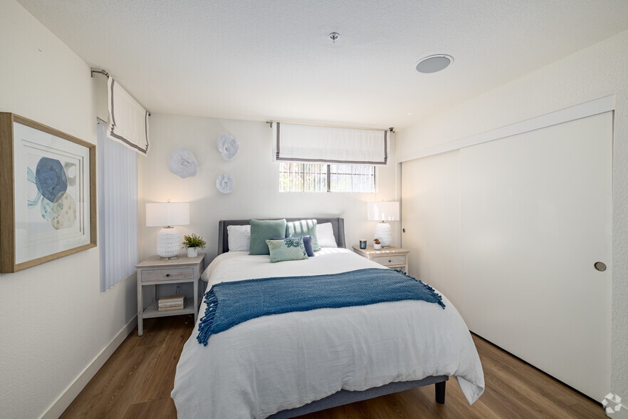 2BR, 2BA - 998SF - Bedroom - Shadowridge Park Apartments