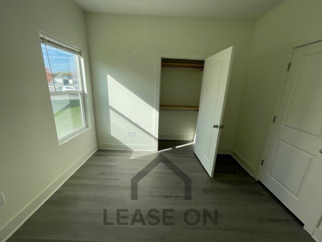 Building Photo - 1753/55 Hickory