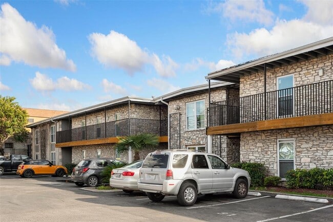 Building Photo - 2401 Manor Rd