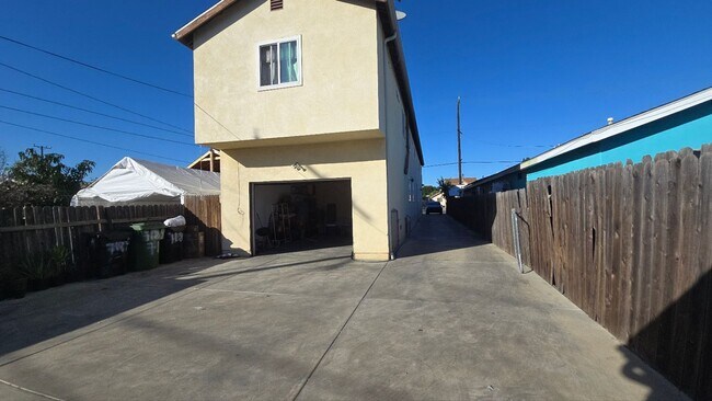 Building Photo - 40(718)