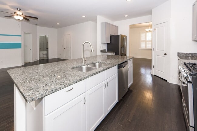 Building Photo - 4 Bedroom 3.5 Bath House in Lawton Park - ...