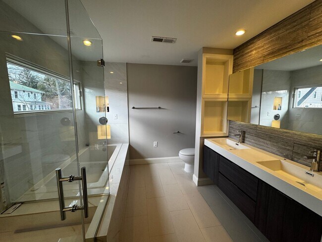 Building Photo - NEWLY RENOVATED EXPANSIVE 5BD 4BA BRIGHTWOOD HOME