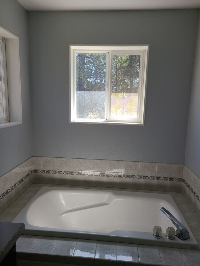 Building Photo - Beautiful Updated 3 bedroom 2.5 bath Hayde...