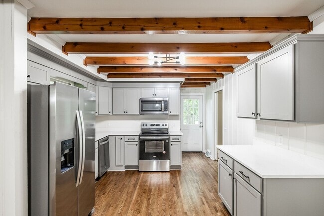 Building Photo - 418 Foothill Dr