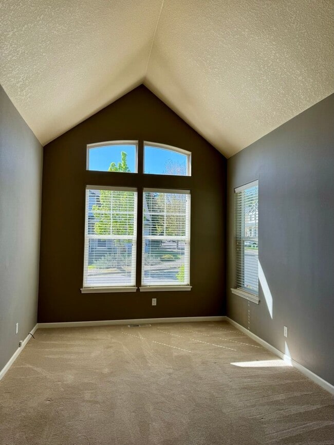 Building Photo - Large Beautiful 4 Bed, 2.5 Bath House!