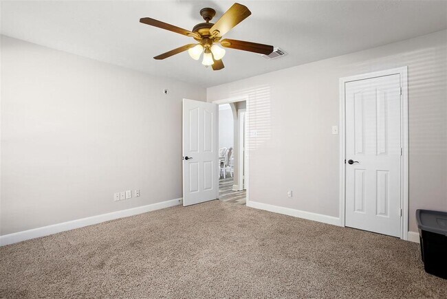 Building Photo - 617 Woodview Dr