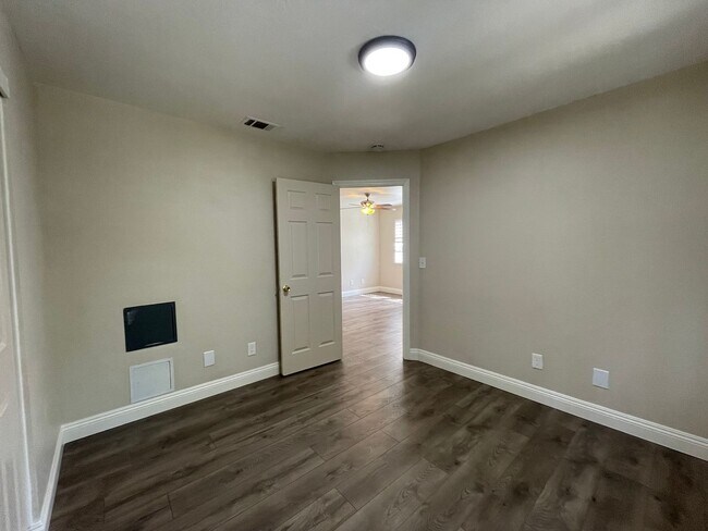 Building Photo - Amazing Location, Central Heat and Air, Washer & Dryer, Must See!