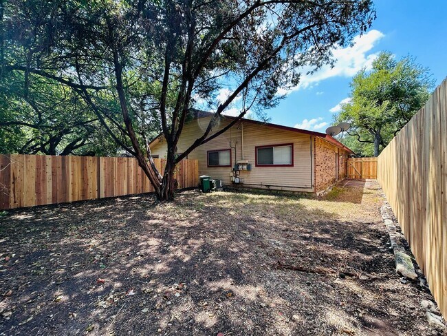 Building Photo - 8802 Pineridge Dr