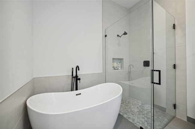 Building Photo - 711 Memorial Heights Dr