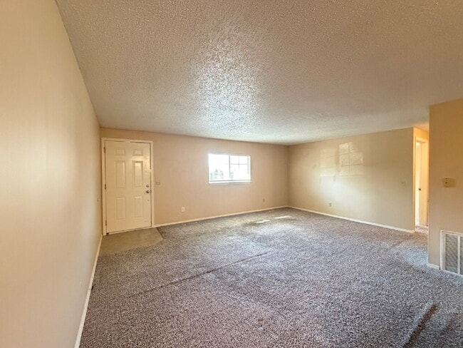 Building Photo - 2BR Duplex