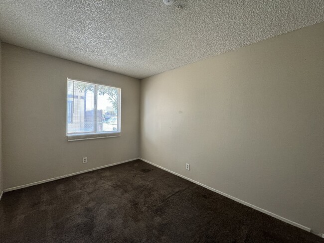 Building Photo - MOVE IN READY 2 Bed, 1 Bath Downstairs Con...