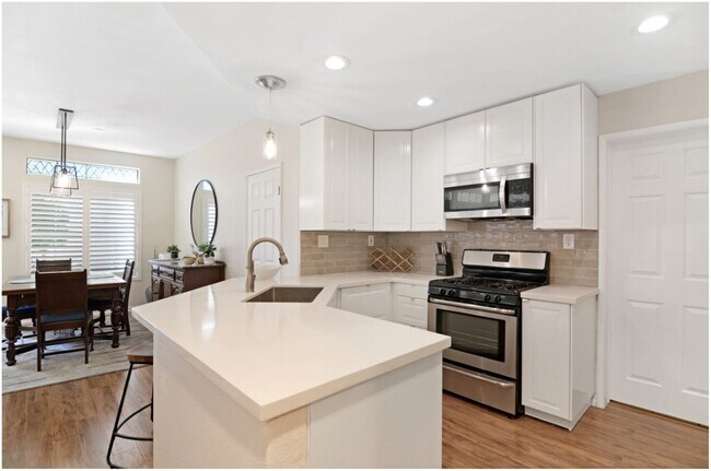 Building Photo - Fully Furnished Short Term Ocean Close Rental