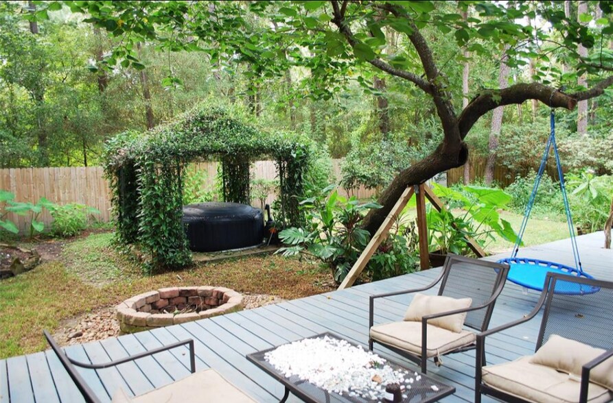 Large fire pit and gazebo covered in sweet smelling jasmine - 2 Arnica Ct