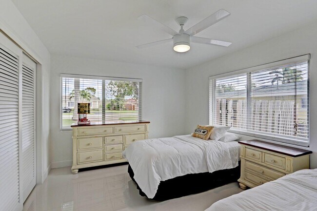 Building Photo - 7115 Venetian Way