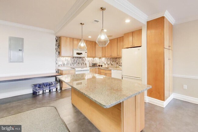 Building Photo - 1101 S Arlington Ridge Rd