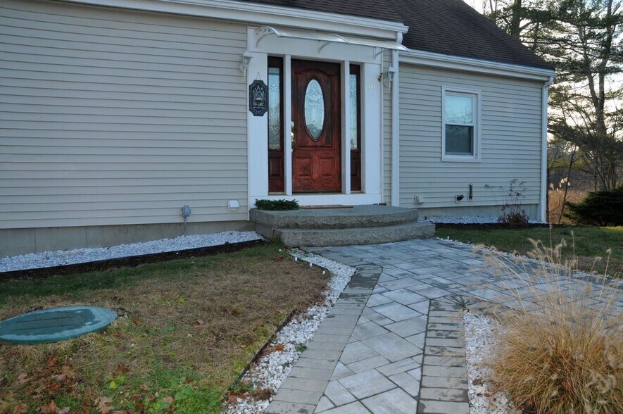 Building Photo - 10 Windward Ln