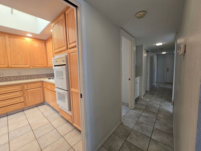 Building Photo - 2960 Hyde Park Cir