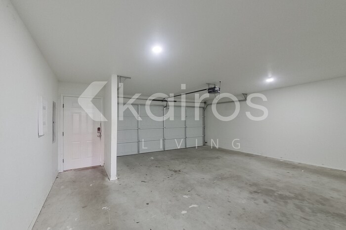 Building Photo - 1666 S Razorback Rd