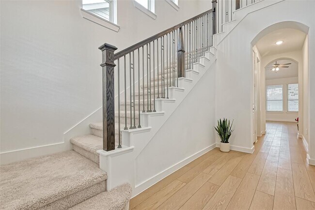 Building Photo - 323 Highland Bayou Dr