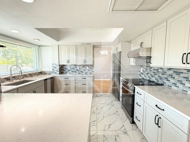 Building Photo - 811 E Chilton Dr