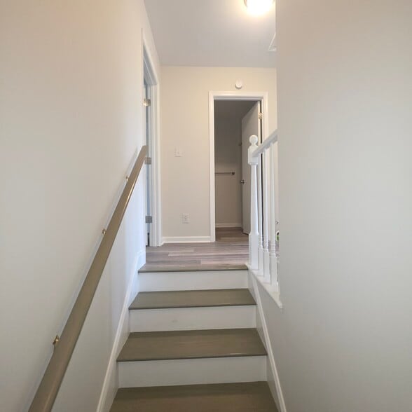 Building Photo - 1324 Riverdale Dr