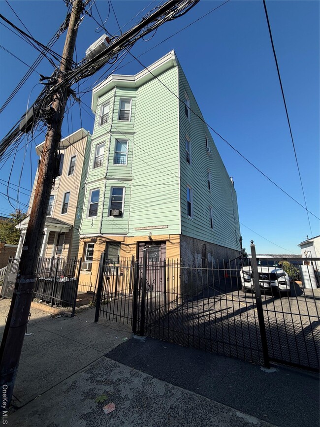 Primary Photo - 25 Cliff St