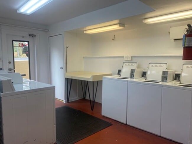 Building Photo - Fully Furnished Month to Month Condo Convenient to FSU Downtown Tallahassee