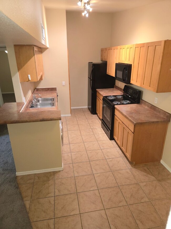 Building Photo - Westside Arbors Condo 2bd, 2ba - Students ...