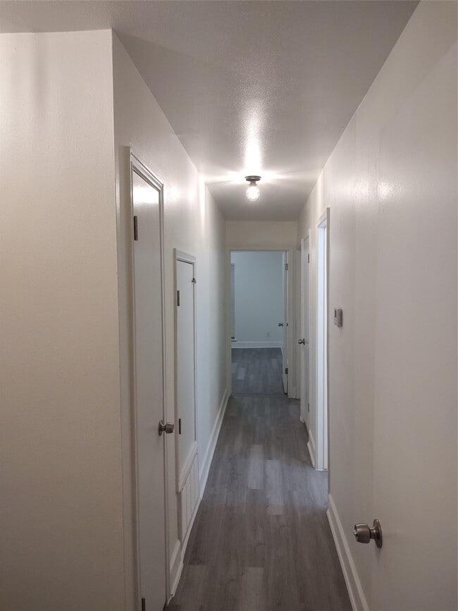 Building Photo - 13150 Trail Hollow Dr