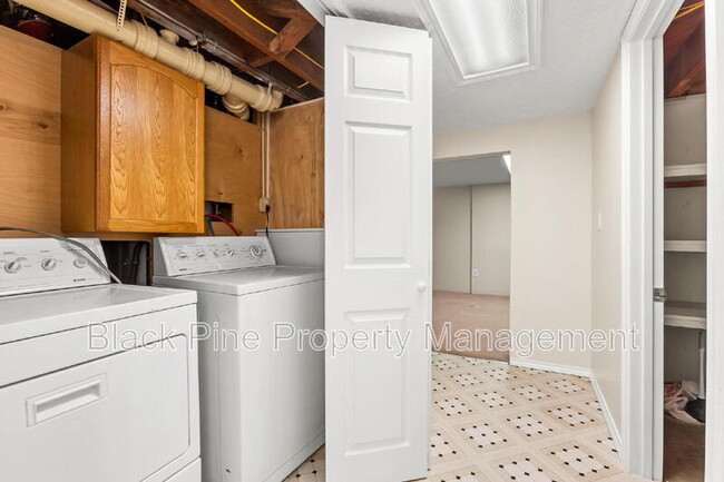 Building Photo - 221 W Elm St
