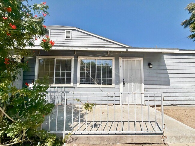Building Photo - AVAILABLE NOW!! 2 Bedroom 1 Bathroom Apartment in Cathedral City!