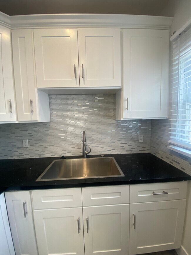 Building Photo - 405 W 3rd Street