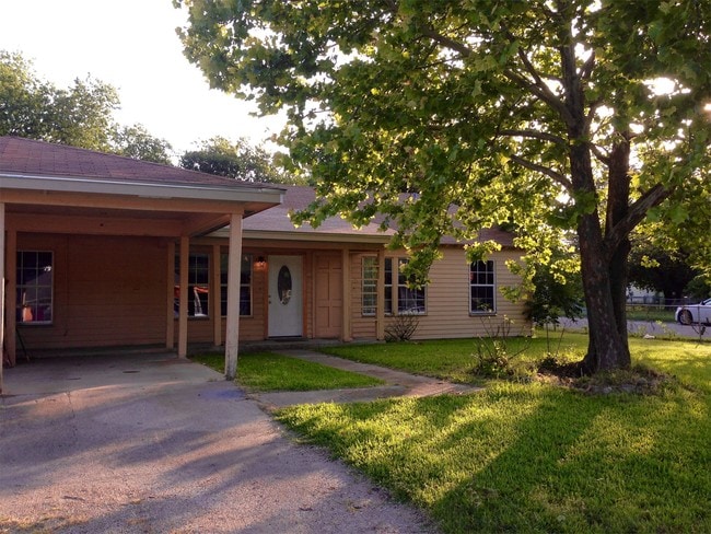 Building Photo - 1705 Poage Ave