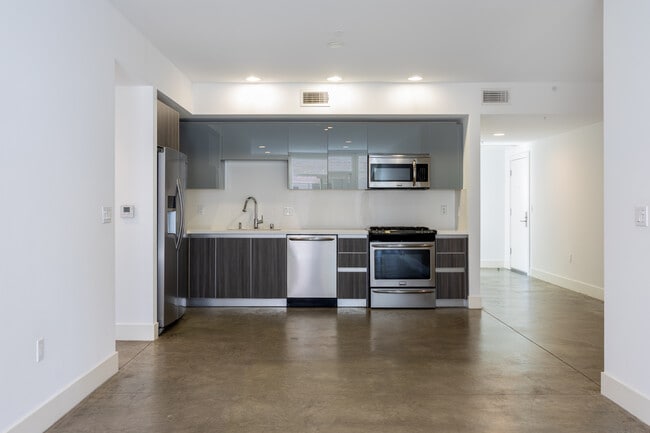 Building Photo - 119 S Los Robles Ave