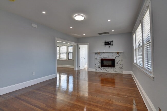 Building Photo - 9 Elm Ave