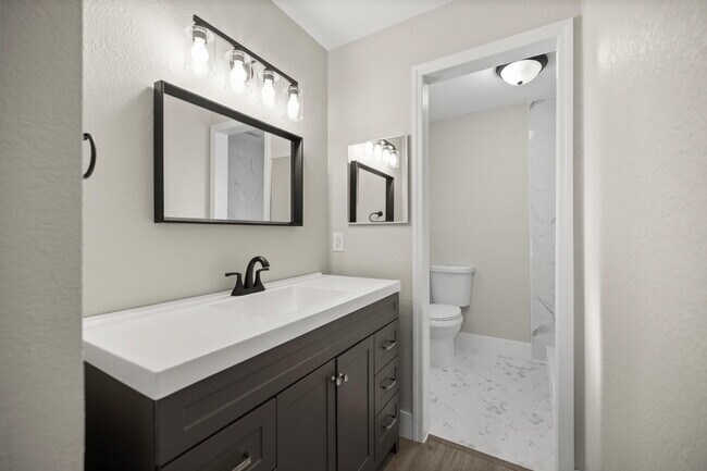 Building Photo - Newly remodeled Lovely 3-bed 2 Bath Home in desirable Location!!