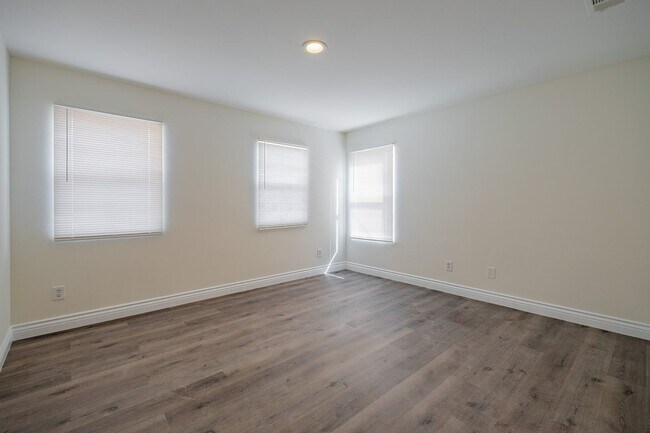 Building Photo - 1514 Regents St