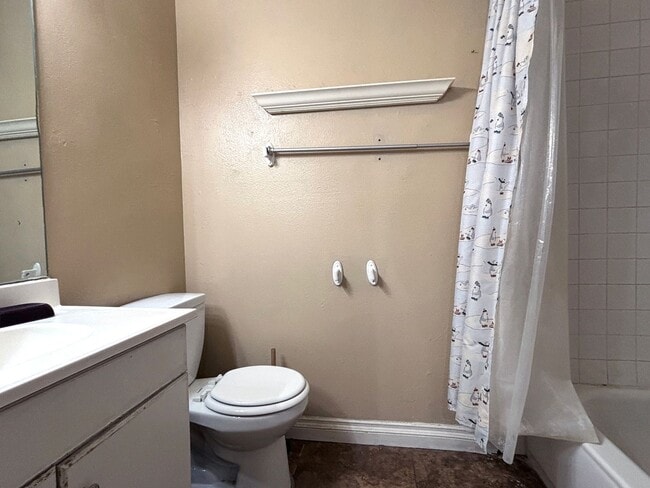 Building Photo - 2 Bedroom / 2 bath townhouse with 1 car garage