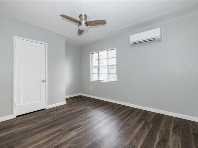 Building Photo - 2 Bedroom 1 Bathroom with Enclosed Backyard!