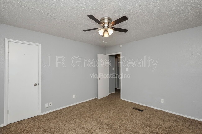 Building Photo - 5933 Shadydell Dr