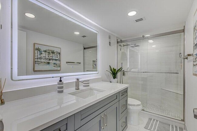 Building Photo - 5440 N Ocean Dr