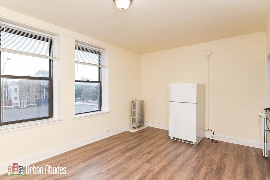 Building Photo - 3314 W Diversey Ave